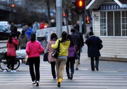 行人横穿马路被撞责任认定2026年
