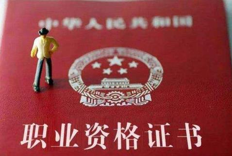 2026年女性副高级职称退休年龄最新规定